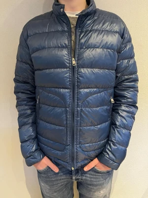 Moncler Acorus jacka blå  - Säljer en riktigt fet Moncler Acorus jacka i blå. Storlek 3 så passar S/M. Inga defekter alls och väldigt bra till våren. Nypris 12600kr! Självklart äkta! Skriv vid frågor eller funderingar🙌✅