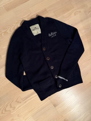 Hollister cardigan - Riktigt fet vintage cardigan ifrån Hollister. Den är i riktigt bra skick utan några skavanker allts. Vid frågor om tröjan är det bara att fråga😄💛