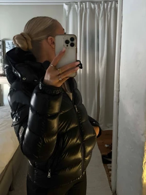 Moncler Maya - Äkta Moncler Maya, passar mig som brukar ha xs/s och är 173. Har inte kvar kvitto men dustbag, prislapp och extra knappar tillkommer