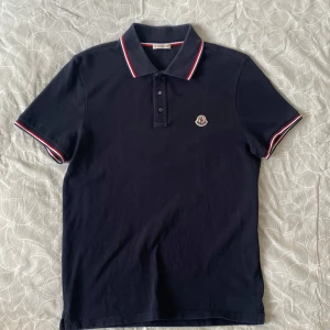 Moncler Piké - Moncler Piké från Mytheresa. Kvitto medföljer. Priset kan diskuteras vid snabbaffär eller köp av flera plagg. Hör gärna av dig om du har frågor eller vill ha fler bilder. Mvh