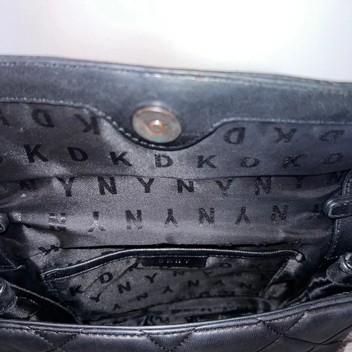 Svart quiltad axelväska från DKNY - 2