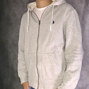 Ralph lauren zip hoodie - Mycket fint skick | Size L men passar även M | fraktar spårbart inom 24 timmar |  för att köpa klicka ” köp nu” | vid frågor skriv ett meddelande |