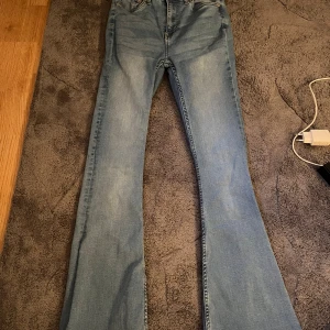 Bootcut ljusblå jeans - Snygga ljusblå bootcut jeans med klassisk femficksdesign och normal midja. Jeansen har en lätt utsvängd passform nertill och är tillverkade i mjukt denimtyg. Perfekta för dig som gillar retrovibbar och vill ha en avslappnad men trendig look. Kom privat för fler bilder💗 pris kan diskuteras 