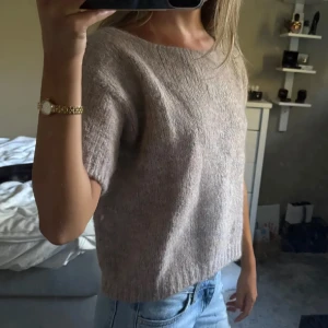 STICKAD TSHIRT BEIGE - Mysig beige stickad tröja med korta ärmar. Nypris ligger runt 1200kr eftersom att det är ett italienskt lyxmärke.