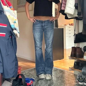 Bootcut jeans - Jättesnygga lite lösare levis jeans. Utsvängda och låga i midjan❤️ har sprättat upp längst ner❤️