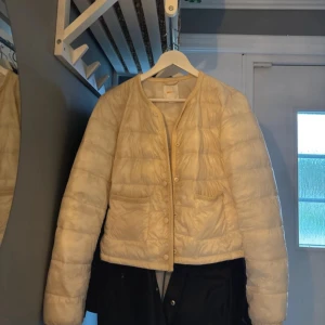 Vit quiltad pufferjacka Gina Tricot - Så fint jacka från Gina Tricot i storlek 170, men passar mig med s. Är i jättefint skick, perfekt nu till hösten🫶🏻