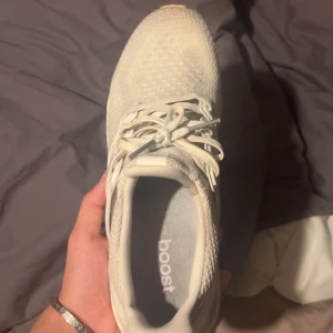 Adidas UltraBoost vita sneakers - Storlek 41,1/3 inga defekter ändast smutsiga. Riktigt sköna för vardags användning och stilrena. Kan även bytas mot större storlek  