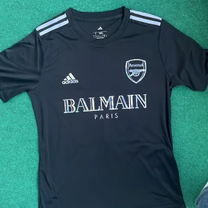 Svart Arsenal x Balmain fotbollströja - Snygg svart Arsenal balmain fotbollströja med rice 41 på ryggen. Storlek S men funkar på storlek M också