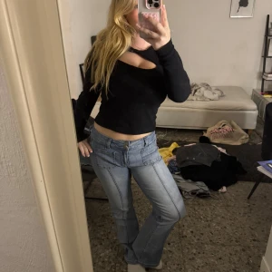 Ljusblå bootcut jeans från Madlady - Säljer ett par ljusblå bootcut jeans från Madlady i storlek 36. Jeansen har låg midja, markerade sömmar framtill, fickor både fram och bak samt klassisk knappstängning. Perfekt för dig som gillar en retro vibe och vill ha ett par jeans med snygg passform. Aldrig använda!