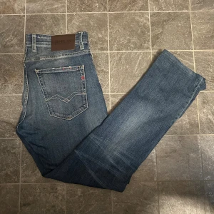 Replay Jeans - Säljer dessa Replay Jeansen. Riktigt snygga och bra kvalité. Storlek W32/L32 men är uppsydda så sitter som L31 ungefär. 