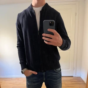 Mörkblå stickad tröja Dobber  - Säljer denna sjukt snygga stickade tröja från Dobber⭐️ Färgen är mörkblå och storleken är M✅ Den har inga defekter och skicket är utomordentligt🙌🤝 Sjukt najs passform och passar perfekt till hösten🍁🙌 Tveka inte på att höra av er dig vid minsta fråga eller fundering😊