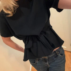 Svart blus med knyt i midjan - Från Zara 