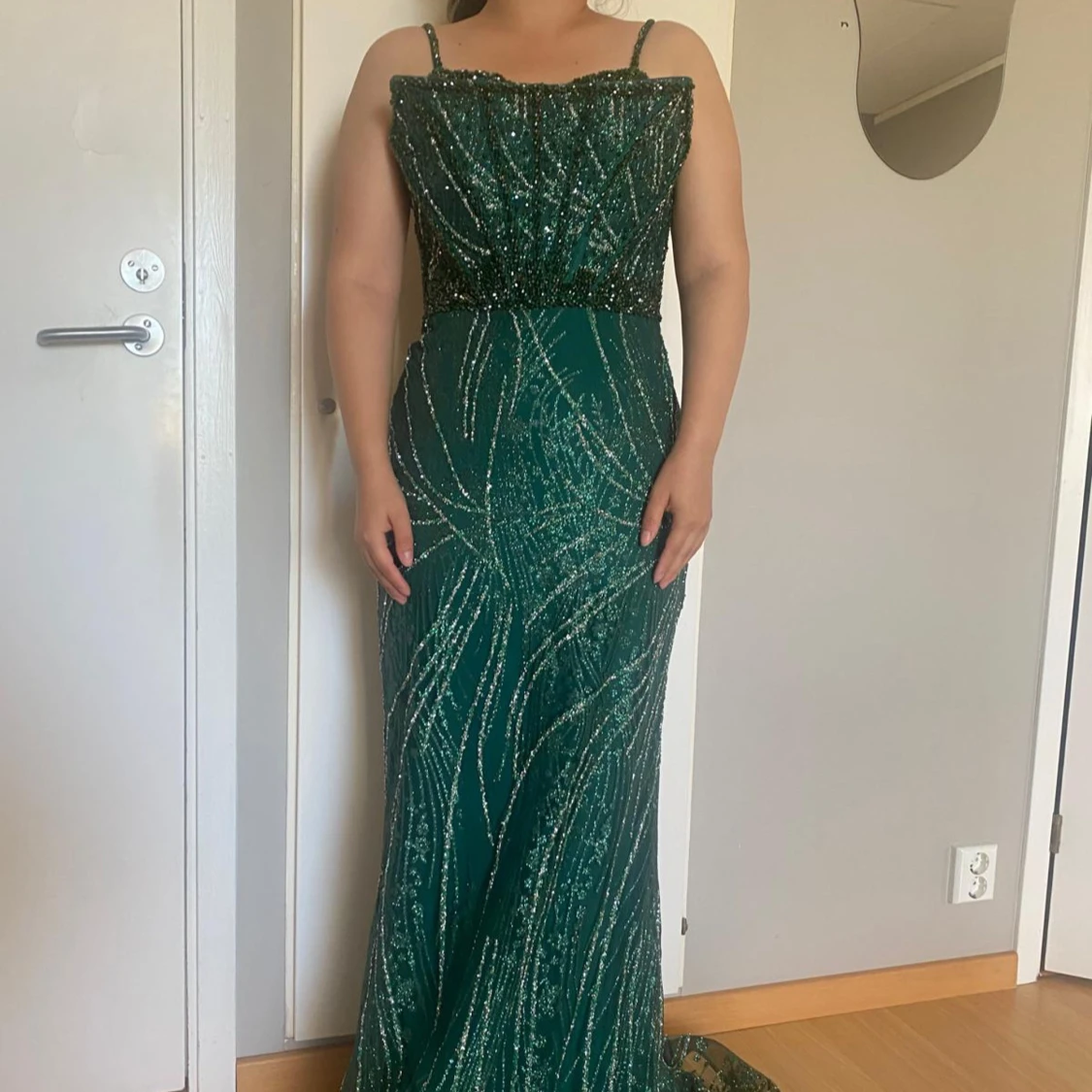 Grön glittrig långklänning med snörning - 1