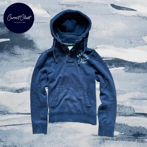 Mörkblå hoodie Abercrombie & Fitch M - Mörkblå hoodie från Abercrombie & Fitch i mjuk bomull med broderad logga på bröstet | Mörkblå men ser blå ut pga ljuset | Size M, har även S vid speciell förfrågan |