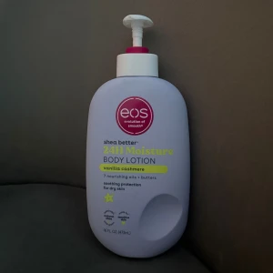 EOS Shea Better Vanilla Cashmere Body Lotion - Fått den idag men vill köpa en annan lukt!!! EOS Shea Better 24H Moisture Body Lotion i doften Vanilla Cashmere. Stor pumpflaska i ljuslila plast med vit och rosa pump. Innehåller sheasmör, sju närande oljor och butters för silkeslen hud. Doft av vanilj och karamell. Perfekt för dig som vill ha mjuk och återfuktad hud.