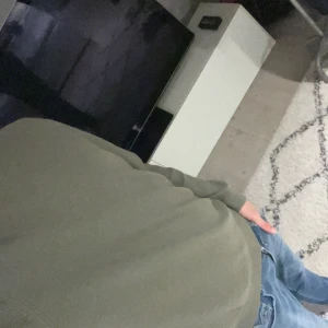 Olivgrön stickad tröja från Lindberg - Snygg olivgrön stickad tröja från lindberg med rund halsringning och ribbade muddar vid ärmslut och nederkant. Perfekt för lager-på-lager och passar till jeans eller chinos. Enkel och stilren design som funkar perfekt till höst!!!