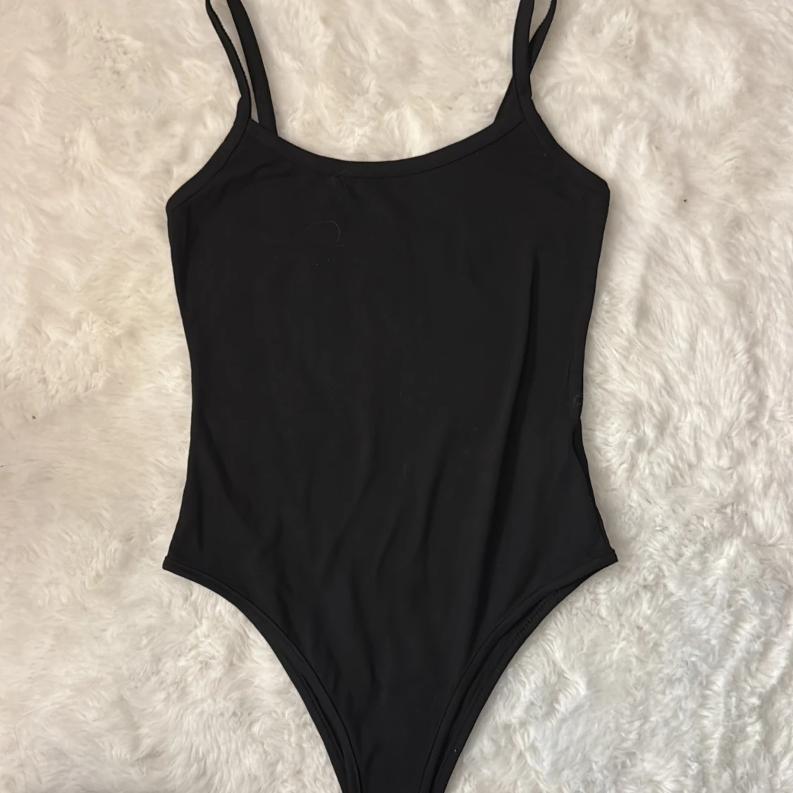Svart enkel baddräkt med smala axelband - 1