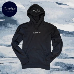 Svart hoodie från Hollister Must-Have - Svart hoodie från Hollister Must-Have Collection med broderad vit text på bröstet och huvan | Size M | Vintage och otroligt limiterad | Pris kan diskuteras