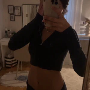 Navy mjukis set från Gina Tricot - Mörkblåa mjukisbyxor med låg midja och tight passform. Stickat och perfekt till hösten. Den är använd ett fåtal gånger och i mycket bra skick, inga defekter. Byxorna är i strl 170 och koftan är i strl 158/164.