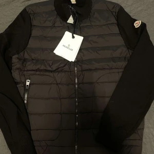 Moncler cardigan - Helt ny jätte fin och bekväm passar bra till ute kvällar 
