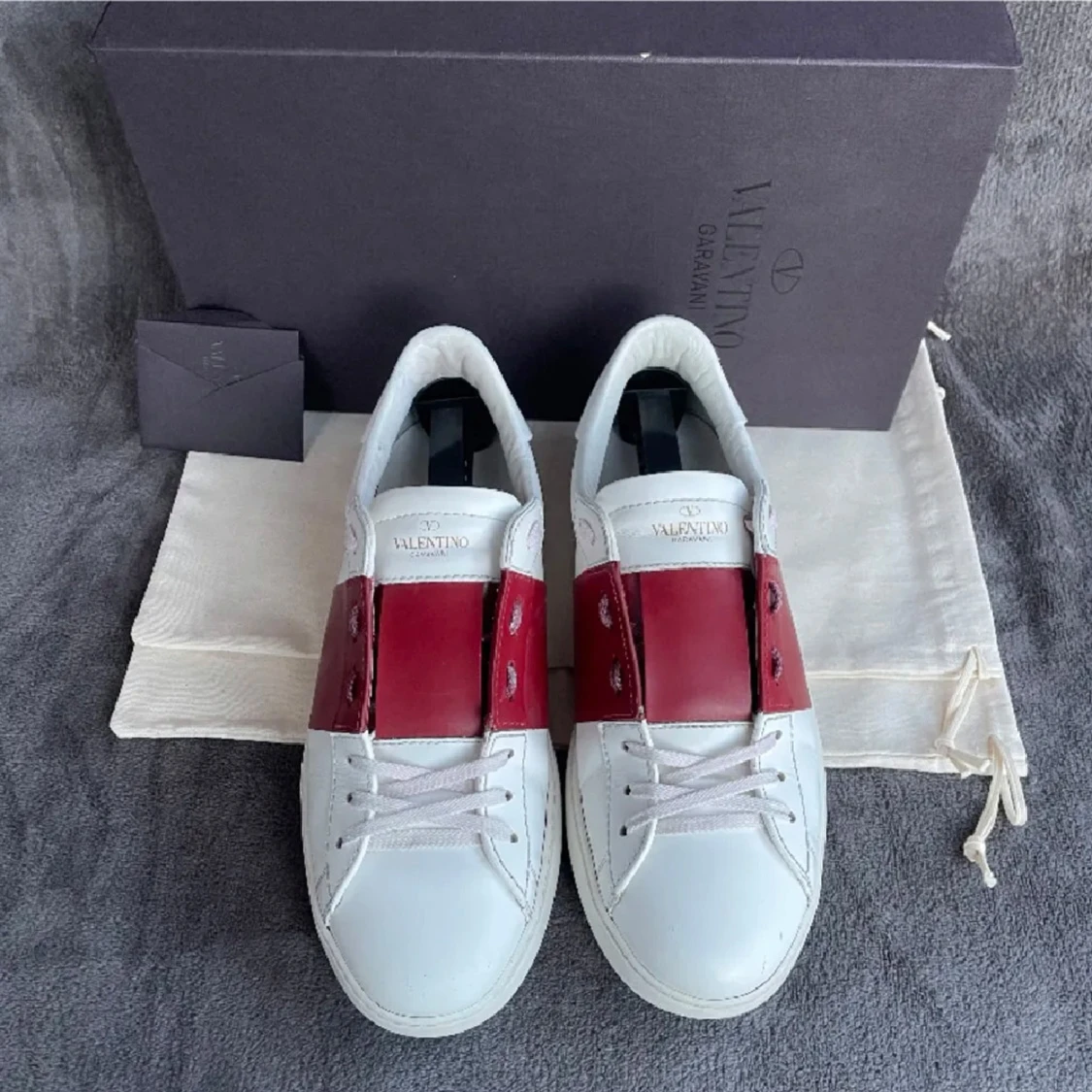 Valentino Garavani vita sneakers röd detalj