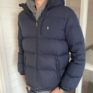 Polo ralph lauren jacka - En riktigt fet polo ralph lauren vinterjacka i barnstorlek XL vilket motsvarar XS/S. Killen på bilden är 185, hör av er vid ytterliggare frågor, pris kan diskuteras vid smidig affär