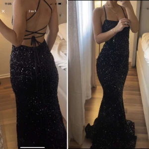 Svart glittrig långklänning med snörning - Köpt från USA, endast använd ett tillfälle. Storlek 34/36. Nypris 320$ 