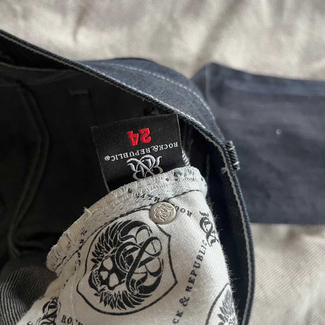 Rock & Republic mörka jeans med brodyr - 4