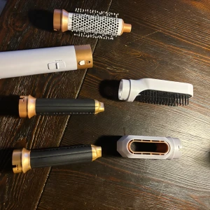 Multifunktionell hårstyler med 5 tillbehör - Allt-i-ett hårstyler med fem utbytbara tillbehör: locktänger, borste, volymmunstycke och rundborste. Perfekt för att skapa olika frisyrer hemma. Helt ny endast testad en gång. Passar för både lockning, borstning och styling.🩷