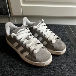 Adidas Campus 00 - Säljer dessa gråa Adidas Campus 00 i jättebra skick!💗