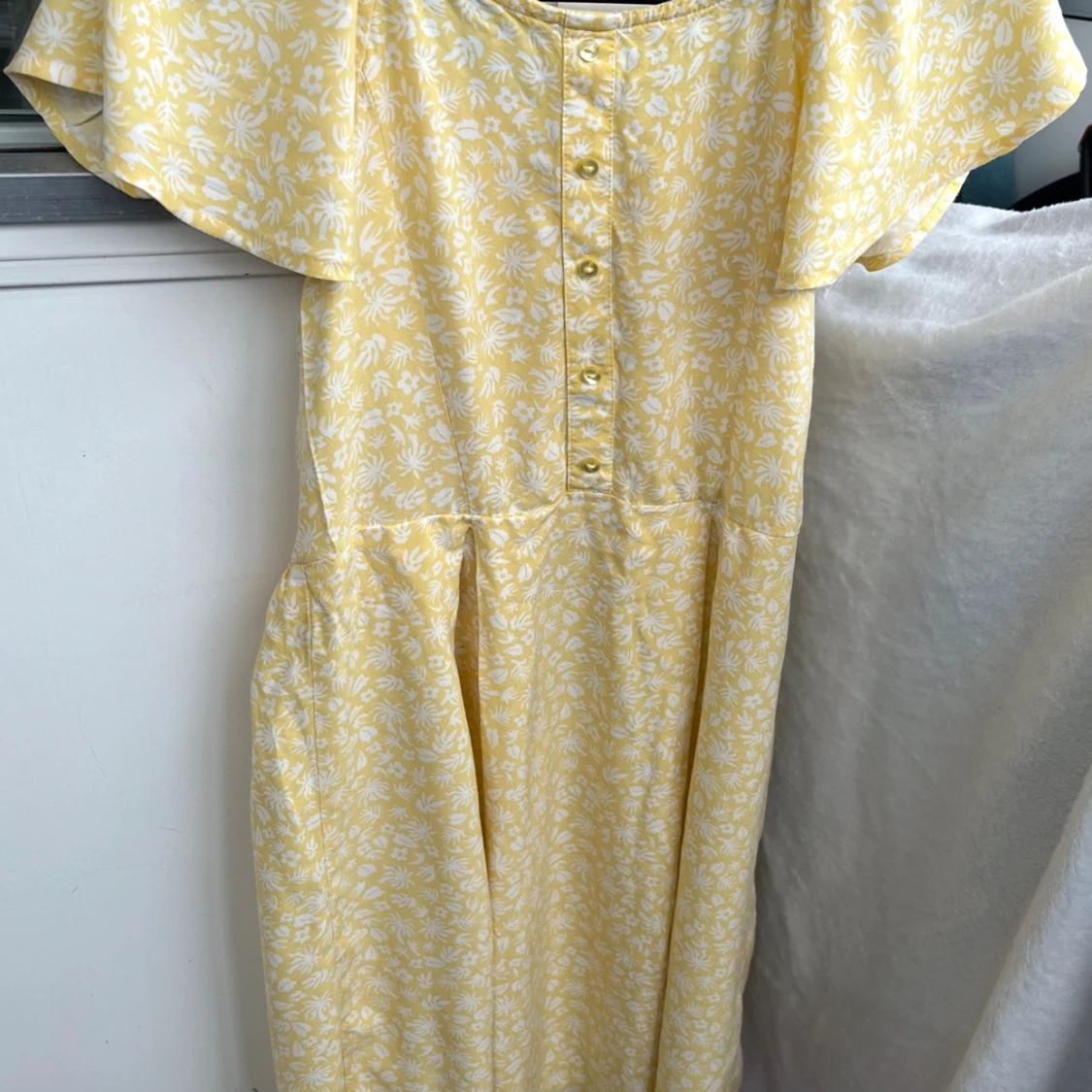 Gul blommig sommarklänning med knappar från Kappahl stl 152