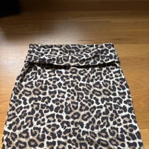Egen sydd Leopardmönstrad tub topp  - Snygg leopardmönstrad tubtopp med nedvikbar kant. 