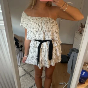 Vit prickig offshoulder volangklänning - Zara klänning som är prickig! Super söt 