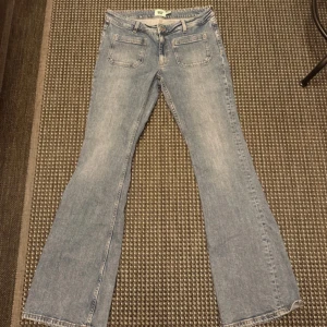 Bootcut jeans i ljusblå denim från 157 - Säljer ett par snygga bootcut jeans från 157 i ljusblå denim. Dem har kommit till användning 2 gånger.