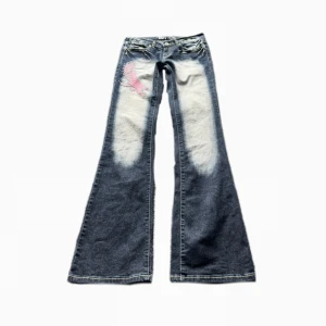Jeans (reserverade) ‼️ - (RESERVERADE) Svin snygga lågmidjade crazy age jeans med rosa detaljer.🪽 Midjemått= 37cm innerbenslängd= 83cm <3  de är mindre i storleken. 