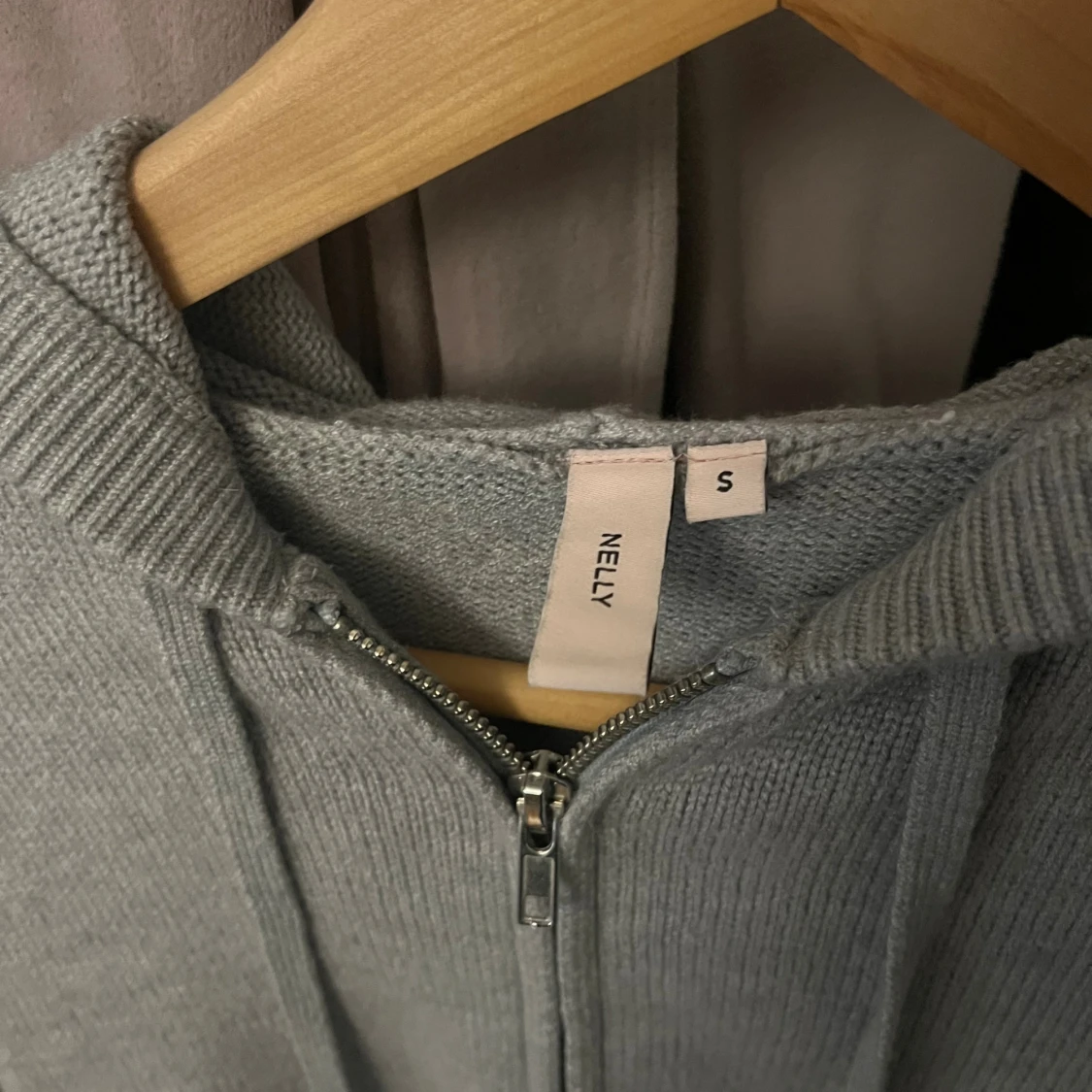 Grå stickad hoodie från Nelly - 1