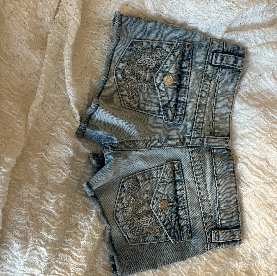 Blå jeansshorts med broderade fickor - 1