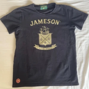 Jameson T-shirt - Stilren T-shirt från Jameson. Storlek S. Skick 8/10. Hör av dig vid funderingar!