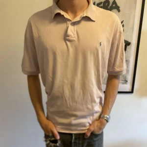 Ljusrosa polo t-shirt från Ralph Lauren - Ljusrosa piké tröja från Ralph Lauren|| Storlek M och modellen är 182cm lång och väger 70kg|| Mycket bra skick|| Hör av dig vid minsta fundering!!