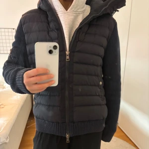 Moncler Cardigan - Säljer min mörkblåa moncler cardigan som jag köpte av en på plick som hade köpt den på ”vongrevencloset”. Jackan har knappt används då den inte kommer till användning för mig!