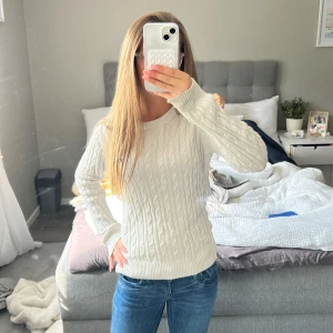 Vit kabelstickad tröja från Svea - Vit kabelstickad tröja från Svea med rund halsringning och broderad logga på bröstet finns några fläckar på vissa ställen💗