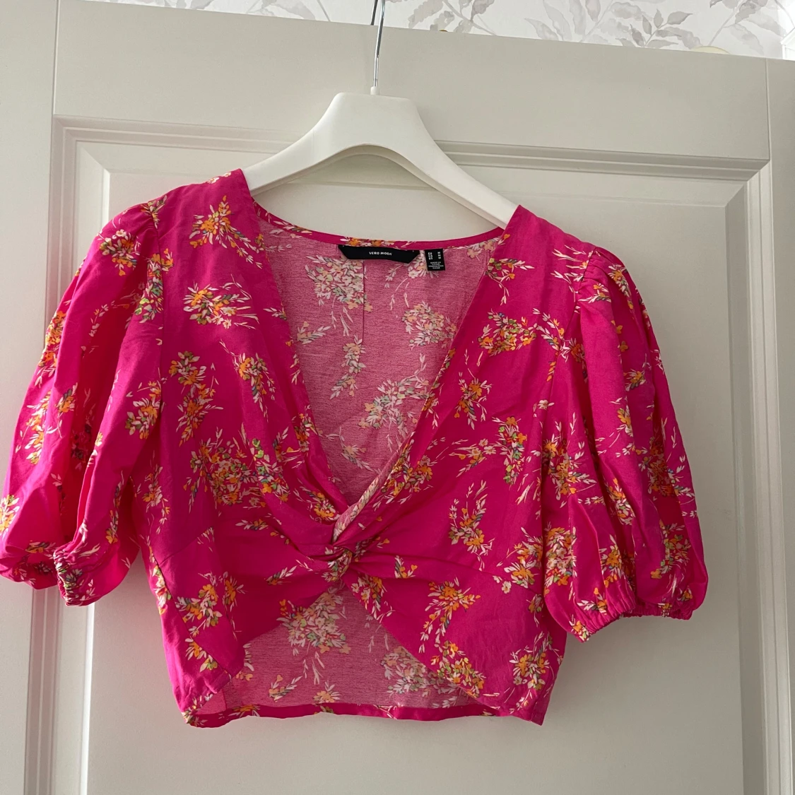 Rosa blommig croppad blus