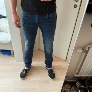 Replay Anbass jeans - Replay jeans i modellen anbass i storlek 31x32. Knappt använda 