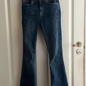 Blå bootcut jeans  34 - Snygga blå bootcut jeans från Gina tricot i storlek