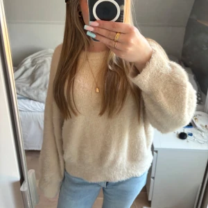 Beige fluffig tröja från Zara💕 - Supermjuk och fluffig beige tröja från Zara med rund hals och långa ärmar. Tröjan har en loose passform och är gjord av ett skönt material som absolut inte sticks! Passar perfekt inför hösten/vintern! Den är endast använd en eller två gånger, skriv för fler bilder eller frågor❣️❣️
