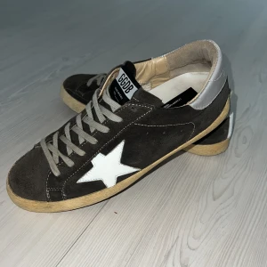 Golden Goose ”SUPERSTAR” - Tja säljer nu ett par riktigt snygga gråa Golden Goose i storlek 40 för endast 1099kr! Storlek 40 men stora i storlek så passar även 41. Pris är ej hugget i sten, hör av er i dm vid funderingar 🙌