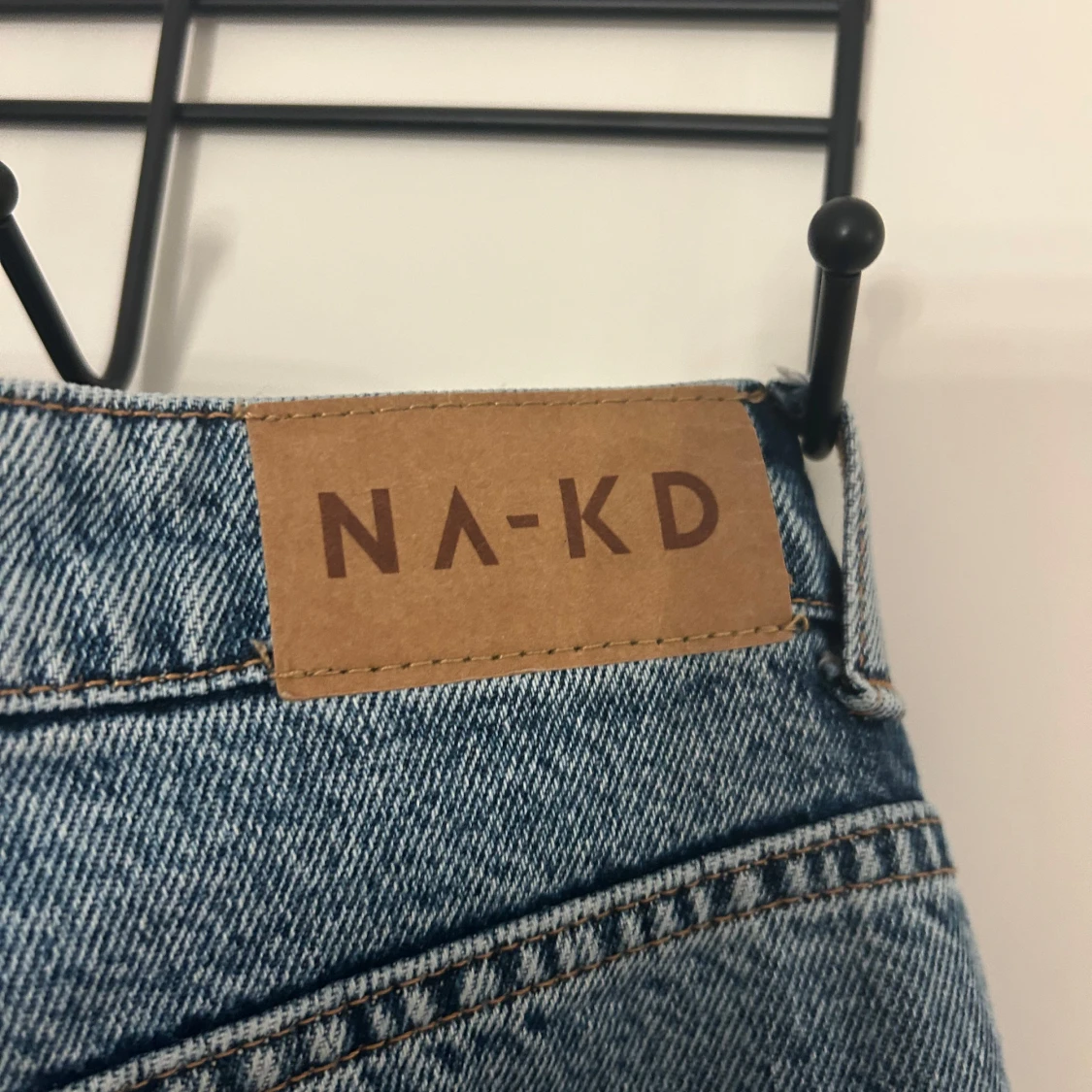 Blå ripped jeans från NA-KD, wide fit - 3
