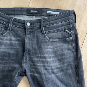 Replay anbass jeans  - Säljer nu mina svarta Replay jeans eftersom att dem inte kommer till användning mer. Modellen på bilden är 186cm lång, väger 70kg och bär storleken 32/32. Jeansens skick är 9.5/10 och har används ett fåtal gånger. Jeansen har inga defekter. Tveka inte på att kontakta oss vid frågor eller funderingar. Pris kan gå ner vid snabb affär 🔥🙌⚜️