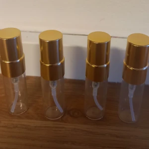 Essnce splitpaket  - Välj 5 stycken 2 ml✨️Dessa dofter finns: Absolu vanilla,Coco bout you,Dusty amber,Dirty dancing,Dewy desert,Freshotic,Fizzy mango,Fleur chere,Hot mimosa,Irresistible enigma,I am vanilla,Jardin de flora,Keep it fruity,Milky flower,Midsummer dream,Orange blossom,Pink haze,Perenne amore,Strawberry eclair,Sweet cara,Signature vang,Toxique,Tres femme,Vanilla baby,Cotton clouds,Lady Essnce 