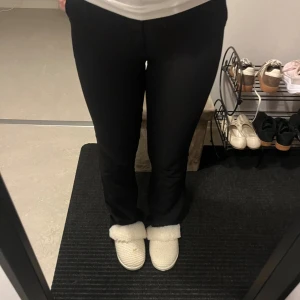Svarta bootcut kostymbyxor - Svarta kostymbyxor med bootcut-snitt och hög midja. Från bikbok. Dom har släpat lite i marken därav är dom slitna där nere. Annars i bra skick. 